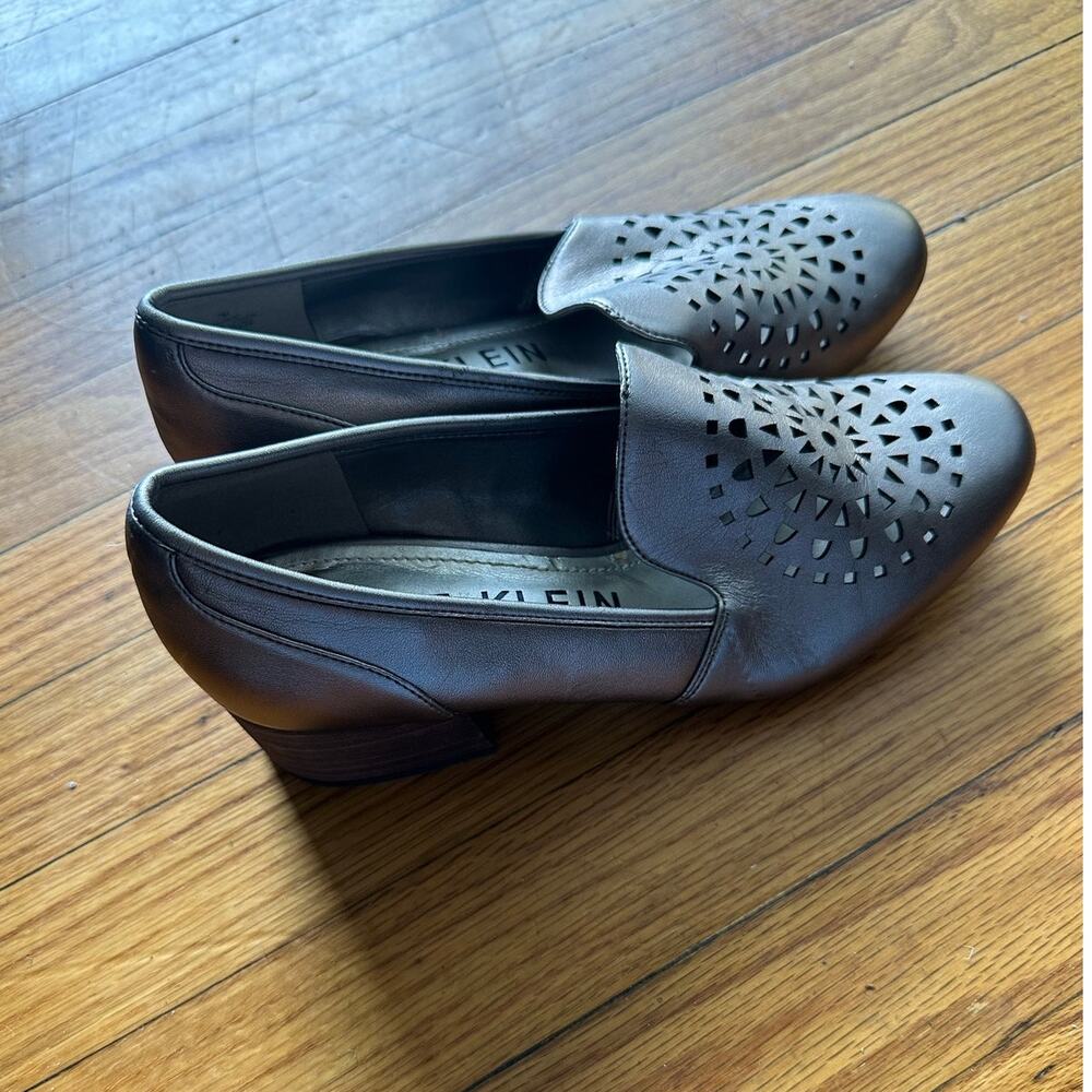 Anne Klein Silver Pewter Leather Loafers 7M Perforated Comfort Chic Shoes